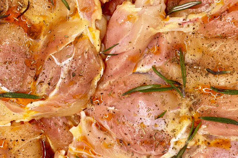 Sovracoscio di pollo disossato e marinato in salsa chef, Sale marino, Aglio, Rosmarino, Salvia, Ginepro, Basilico, Paprika Dolce, Olio di Semi di Girsole, Agrumi. (Il peso potrebbe variare di qualche grammo)