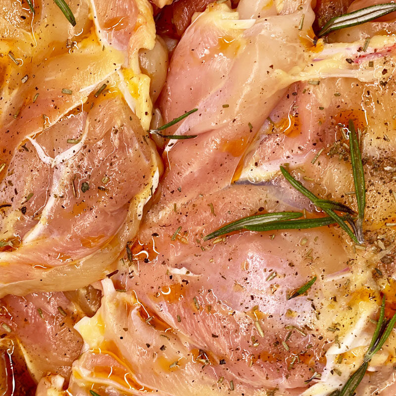 Sovracoscio di pollo disossato e marinato in salsa chef, Sale marino, Aglio, Rosmarino, Salvia, Ginepro, Basilico, Paprika Dolce, Olio di Semi di Girsole, Agrumi. (Il peso potrebbe variare di qualche grammo)