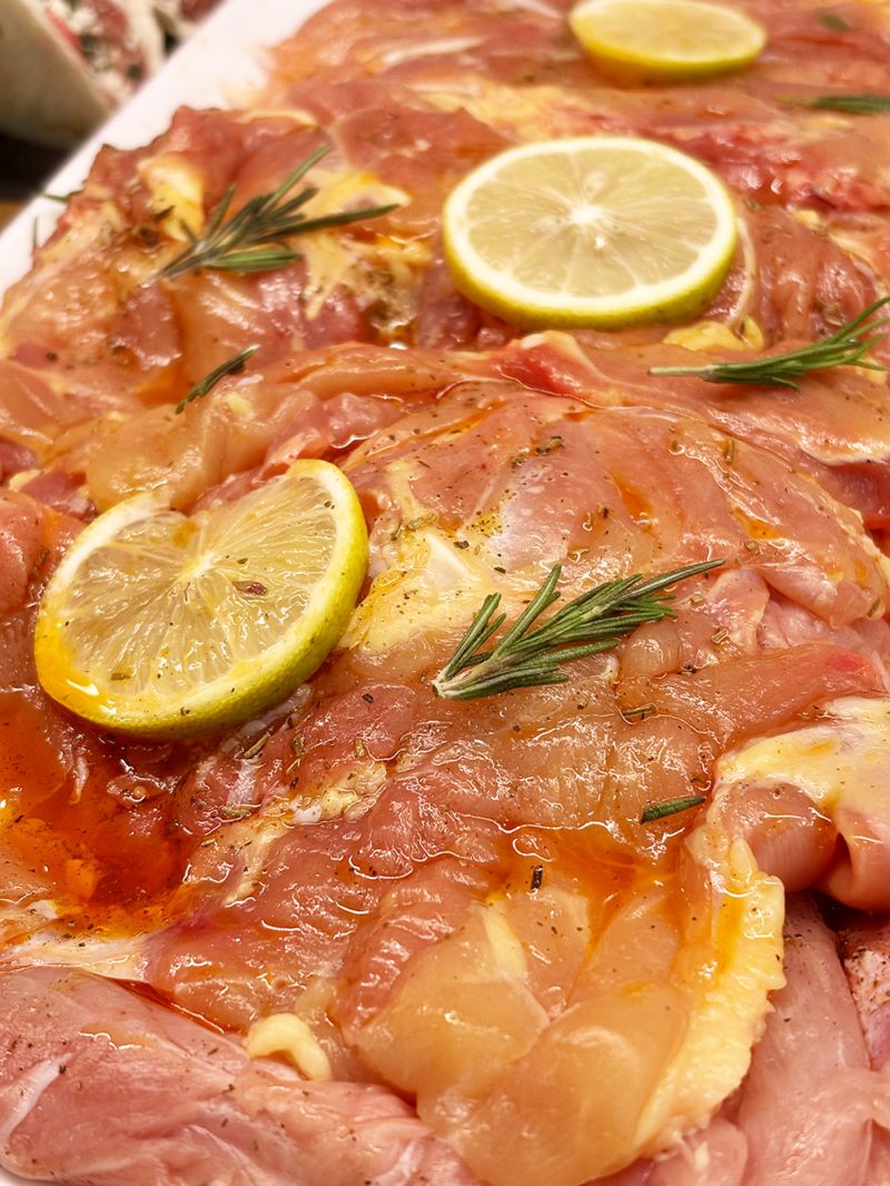La Bistecca di Pollo Marinata è un piatto succulento e aromatico che porterà un tocco di freschezza alla tua tavola. Preparata con sovracosce di pollo di alta qualità e marinata in una miscela di spezie, erbe aromatiche, olio di semi di girasole e agrumi, questa bistecca è un'esplosione di gusto e profumi mediterranei. Ogni morso ti trasporterà in una dimensione culinaria nuova, con il sapore delicato e succoso della carne di pollo che si fonde armoniosamente con le note fresche degli agrumi e il bouquet aromatico delle spezie. Perfetta da grigliare o cuocere al forno, la Bistecca di Pollo Marinata sarà la protagonista indiscussa dei tuoi pranzi e cene.