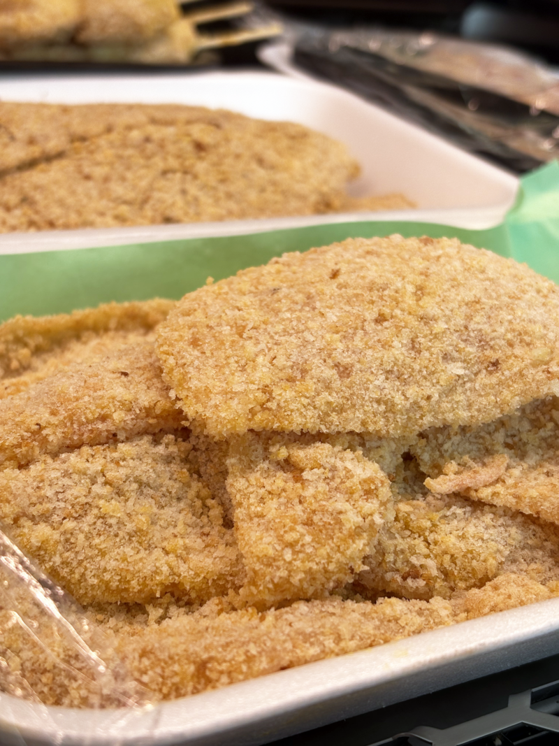 Deliziose fettine di petto di pollo allevato a terra, senza antibiotici e con alimentazione naturale. La panatura viene fatta con il pane in vendita nella nostra macelleria
