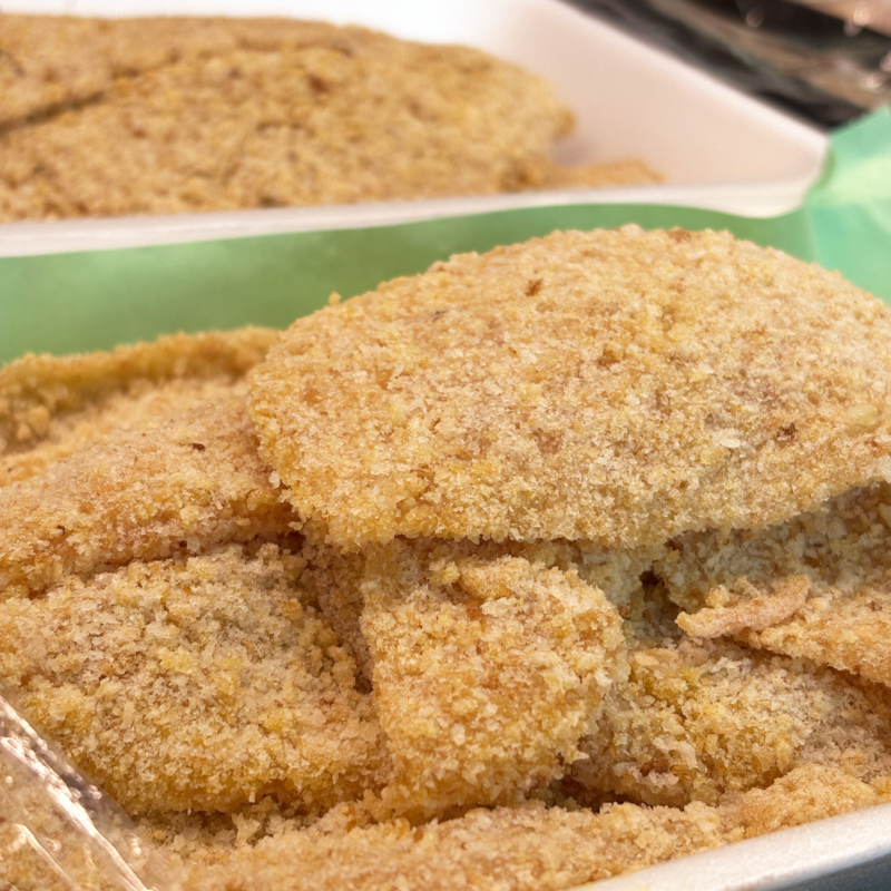 Deliziose fettine di petto di pollo allevato a terra, senza antibiotici e con alimentazione naturale. La panatura viene fatta con il pane in vendita nella nostra macelleria
