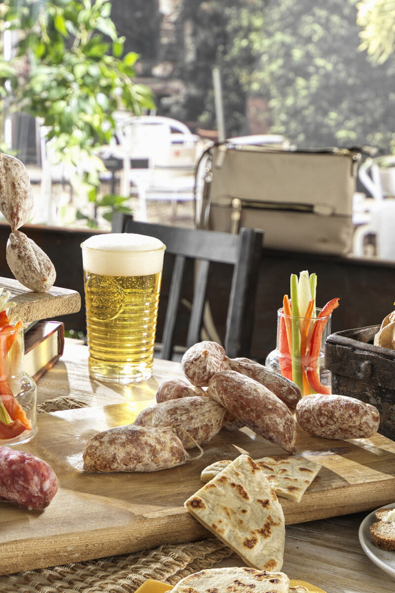Gli “Sbuccia e Mangia” Clai sono bocconcini di salame perfetti in ogni momento della giornata, soprattutto come antipasto e aperitivo. Dal gusto dolce e delicato, possono essere sbucciati e presentati interi, come bocconcini, o tagliati a coltello con fettine spesse.