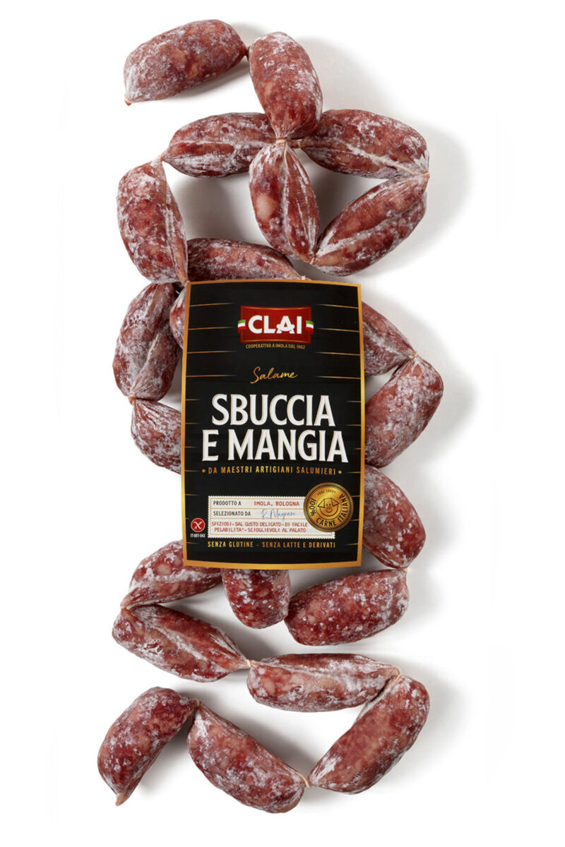 Gli “Sbuccia e Mangia” Clai sono bocconcini di salame perfetti in ogni momento della giornata, soprattutto come antipasto e aperitivo. Dal gusto dolce e delicato, possono essere sbucciati e presentati interi, come bocconcini, o tagliati a coltello con fettine spesse.