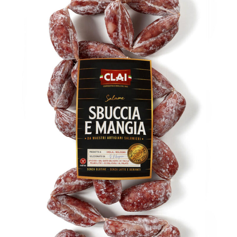 Gli “Sbuccia e Mangia” Clai sono bocconcini di salame perfetti in ogni momento della giornata, soprattutto come antipasto e aperitivo. Dal gusto dolce e delicato, possono essere sbucciati e presentati interi, come bocconcini, o tagliati a coltello con fettine spesse.
