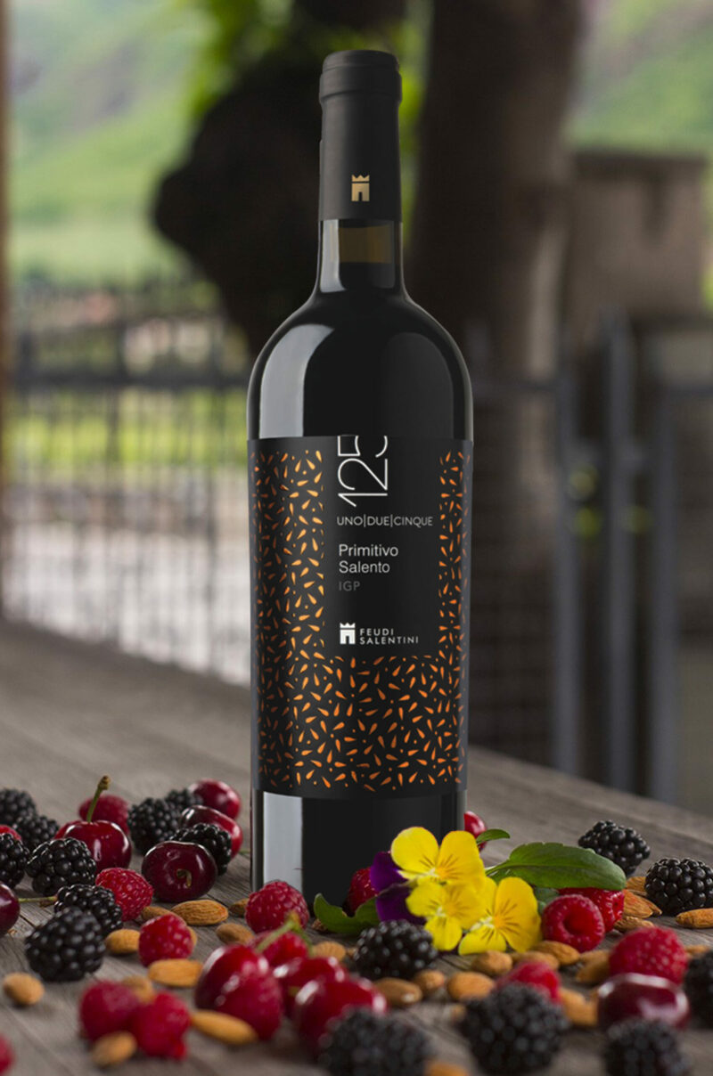 Vino dal colore rosso elegante e dal profumo intenso, con sentori di prugne mature, foglie di tabacco, confettura di ciliegia. Leggermente speziato, dona un piacevole finale con note di vaniglia e cacao. Al palato si presenta di grande struttura, morbido e ricco di tannini maturi. Si abbina a formaggi stagionati, pasta e pizza.