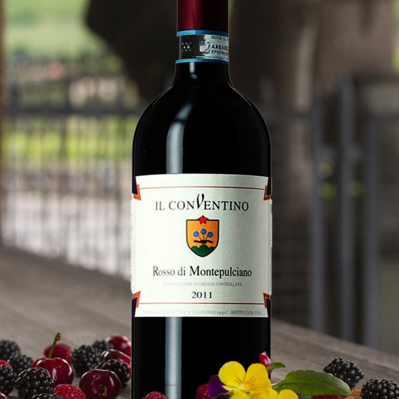 Un vino da ogni giorno ed adatto ad ogni pasto, dal naso pulito e fresco, offre una vasta gamma di profumi, tra cui spiccano frutti rossi, petali di rosa e la freschezza di foglie di salvia spezzate. I suoi tannini setosi avvolgono la bocca in un sorso intenso e puro, di una freschezza eccezionale.  Un compagno perfetto dei primi piatti tipici toscani come pasta al pomodoro o sughi di carni bianchi.