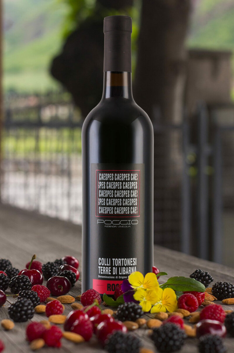 Armonico, corposo, rotondo, con sentori di frutti rossi e mandorle. Date le sue caratteristiche, si presenta come un vino rosso molto profumato e di facile bevibilità, con tannini morbidi che lo rendono molto piacevole.