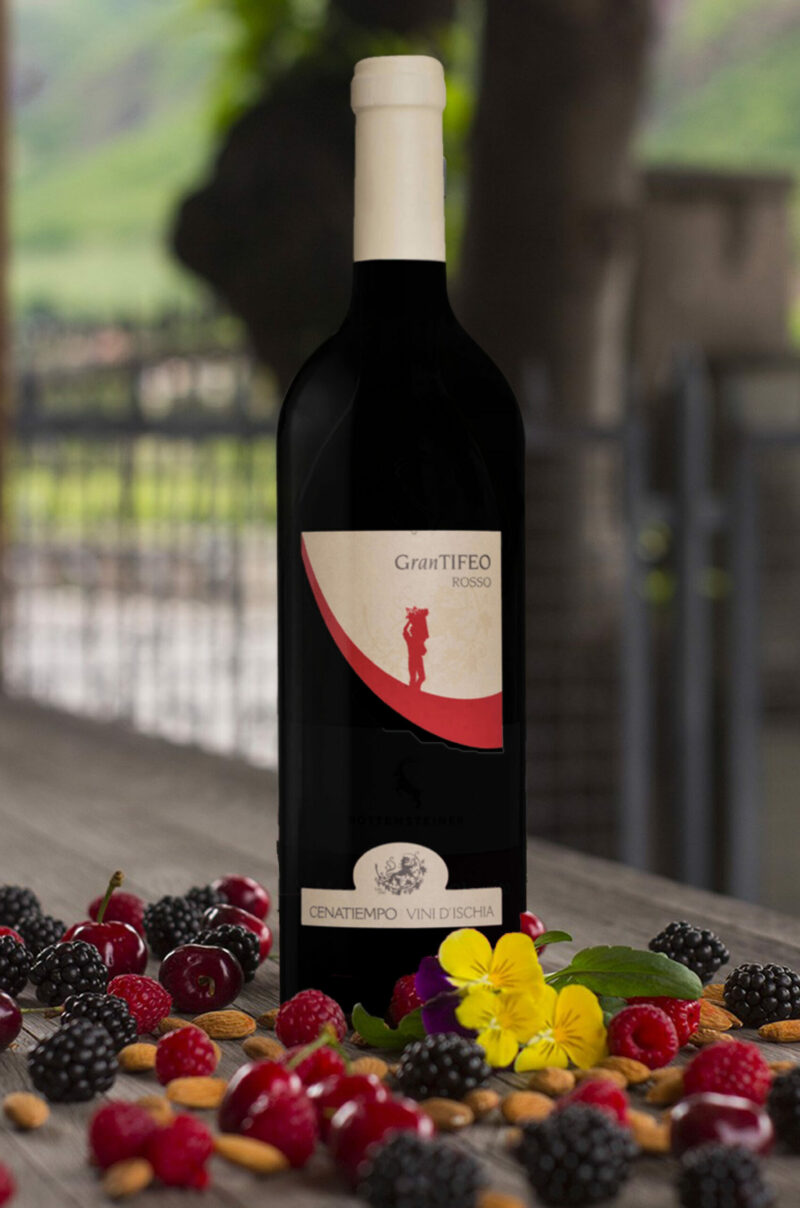 L’Aglianico Campania IGT Gran Tifeo Rosso è un vino prodotto con uve 100% Aglianico, vitigno non proprio tipico dell’isola di Ischia, dove opera la cantina Cenatiempo. Le uve vengono conferite dai vigneti della provincia di Benevento, raccolte la mattina presto e lavorate in cantina entro 24 ore dalla raccolta.