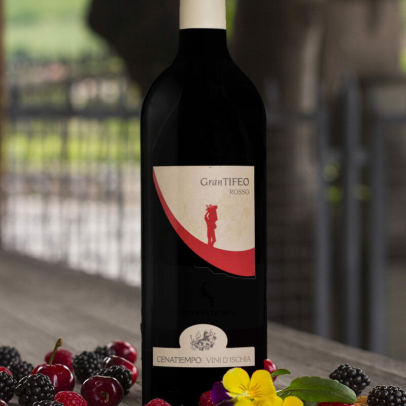 L’Aglianico Campania IGT Gran Tifeo Rosso è un vino prodotto con uve 100% Aglianico, vitigno non proprio tipico dell’isola di Ischia, dove opera la cantina Cenatiempo. Le uve vengono conferite dai vigneti della provincia di Benevento, raccolte la mattina presto e lavorate in cantina entro 24 ore dalla raccolta.