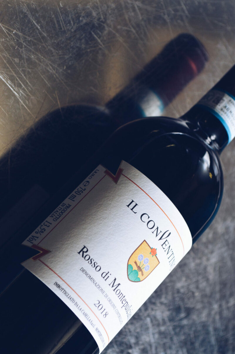 Un vino da ogni giorno ed adatto ad ogni pasto, dal naso pulito e fresco, offre una vasta gamma di profumi, tra cui spiccano frutti rossi, petali di rosa e la freschezza di foglie di salvia spezzate. I suoi tannini setosi avvolgono la bocca in un sorso intenso e puro, di una freschezza eccezionale.  Un compagno perfetto dei primi piatti tipici toscani come pasta al pomodoro o sughi di carni bianchi.