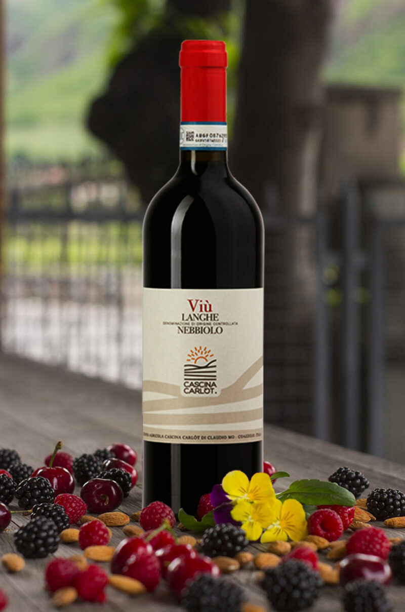 Il Nebbiolo delle Langhe DOC “Viù” della Cascina Carlòt è un rosso piemontese spontaneo e dalla pronta beva. Dopo una vinificazione in acciaio a temperatura controllata, nel calice si presenta rosso rubino carico, con tipici sentori di viola e cenni speziati. In bocca rivela struttura media e agile, con un sorso fresco ed equilibrato.