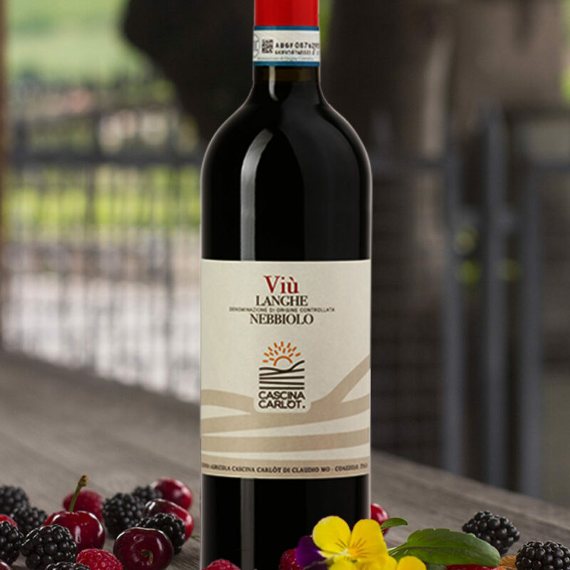 Il Nebbiolo delle Langhe DOC “Viù” della Cascina Carlòt è un rosso piemontese spontaneo e dalla pronta beva. Dopo una vinificazione in acciaio a temperatura controllata, nel calice si presenta rosso rubino carico, con tipici sentori di viola e cenni speziati. In bocca rivela struttura media e agile, con un sorso fresco ed equilibrato.
