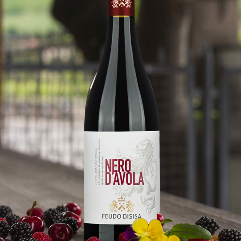 Il Nero d'Avola di Feudo Disisa si presenta nel calice di un colore rosso rubino con riflessi porpora. Al naso sfoggia profumi di frutti di bosco maturi seguiti da sentori di fiori rossi ed erbe mediterranee e da calde note di spezie scure orientali. Il sorso è fresco sapido e fruttato supportato da una trama tannica ben integrata. A tavola si abbina bene a formaggi e a gustosi piatti di terra soprattutto se a base di pomodoro e/o carni rosse.