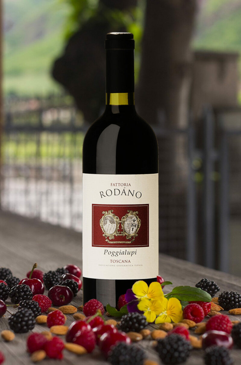 Il Toscana IGT Poggialupi della Fattoria di Rodano è un vino prodotto sulle colline di Castellina in Chianti in provincia di Siena da uve Sangiovese eMerlot. Frutto di un leggero affinamento in botti grandi ed in barriques di legno, è un vino di colore rosso rubino intenso che sprigiona aromi di frutti rossi maturi, violetta mammola e spezie. Il sorso è caldo, di buona persistenza, con un buon equilibrio tra le diverse componenti. Ideale in abbinamento con preparazioni a base di carni rosse e bianche, con salumi e formaggi, con antipasti e primi di terra.
