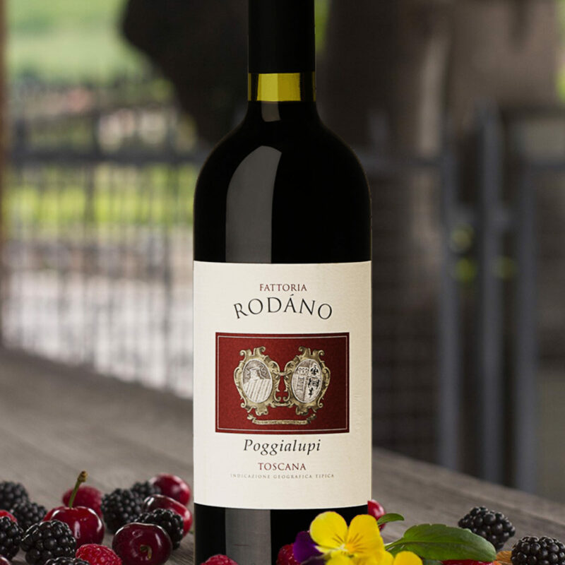 Il Toscana IGT Poggialupi della Fattoria di Rodano è un vino prodotto sulle colline di Castellina in Chianti in provincia di Siena da uve Sangiovese eMerlot. Frutto di un leggero affinamento in botti grandi ed in barriques di legno, è un vino di colore rosso rubino intenso che sprigiona aromi di frutti rossi maturi, violetta mammola e spezie. Il sorso è caldo, di buona persistenza, con un buon equilibrio tra le diverse componenti. Ideale in abbinamento con preparazioni a base di carni rosse e bianche, con salumi e formaggi, con antipasti e primi di terra.