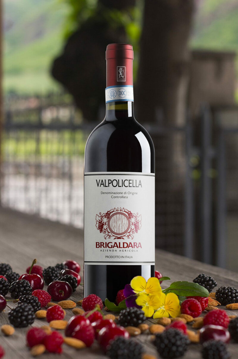 Il Valpolicella viene prodotto dalla vinificazione di uve fresche, principalmente Corvina e Corvinone. Il momento della vendemmia è importantissimo per questo vino, vista la delicatezza dei suoi aromi e il suo labile equilibrio sensoriale giocato in modo importante dall’acidità. Il Valpolicella Brigaldara si caratterizza per l’ottima beva ed esprime i profumi caratteristici della vallata: dalla ciliegia alle note speziate, più o meno pronunciate a seconda dell’annata. Il miglior equilibrio olfattivo è raggiunto con un breve affinamento in acciaio che ne enfatizza le peculiarità sensoriali.