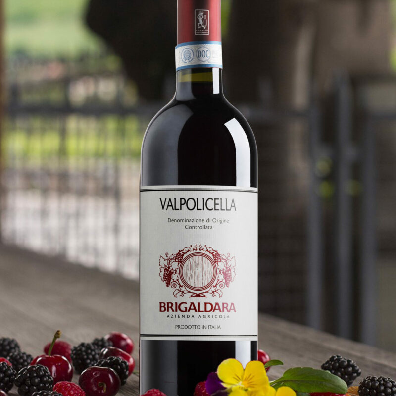 Il Valpolicella viene prodotto dalla vinificazione di uve fresche, principalmente Corvina e Corvinone. Il momento della vendemmia è importantissimo per questo vino, vista la delicatezza dei suoi aromi e il suo labile equilibrio sensoriale giocato in modo importante dall’acidità. Il Valpolicella Brigaldara si caratterizza per l’ottima beva ed esprime i profumi caratteristici della vallata: dalla ciliegia alle note speziate, più o meno pronunciate a seconda dell’annata. Il miglior equilibrio olfattivo è raggiunto con un breve affinamento in acciaio che ne enfatizza le peculiarità sensoriali.