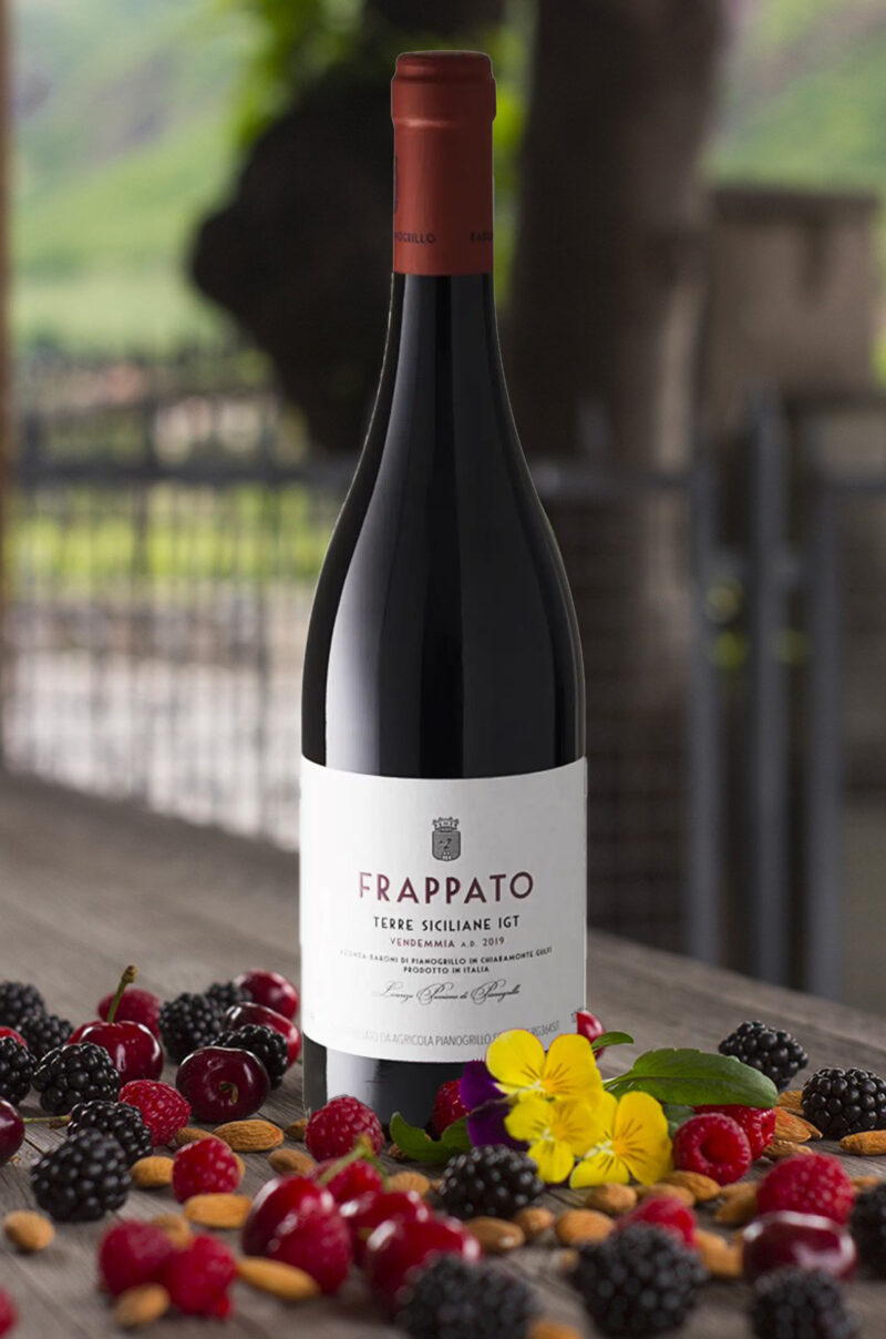 Vino rosso dalla personalità vivace e fragrante, tipica di questa varietà unica siciliana ed espressiva del Terroir Ibleo. Di colore rosso rubino brillante, con aromi intensi che spaziano da note fruttate e floreali ad accenni speziati. Il sapore è leggero, fresco e succoso, con toni fruttati particolarmente piacevoli al palato e un retrogusto croccante e gustoso che caratterizza il finale. (pianogrillo.it)