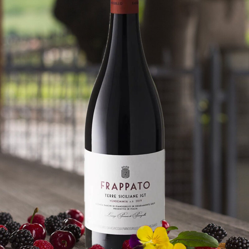 Vino rosso dalla personalità vivace e fragrante, tipica di questa varietà unica siciliana ed espressiva del Terroir Ibleo. Di colore rosso rubino brillante, con aromi intensi che spaziano da note fruttate e floreali ad accenni speziati. Il sapore è leggero, fresco e succoso, con toni fruttati particolarmente piacevoli al palato e un retrogusto croccante e gustoso che caratterizza il finale. (pianogrillo.it)