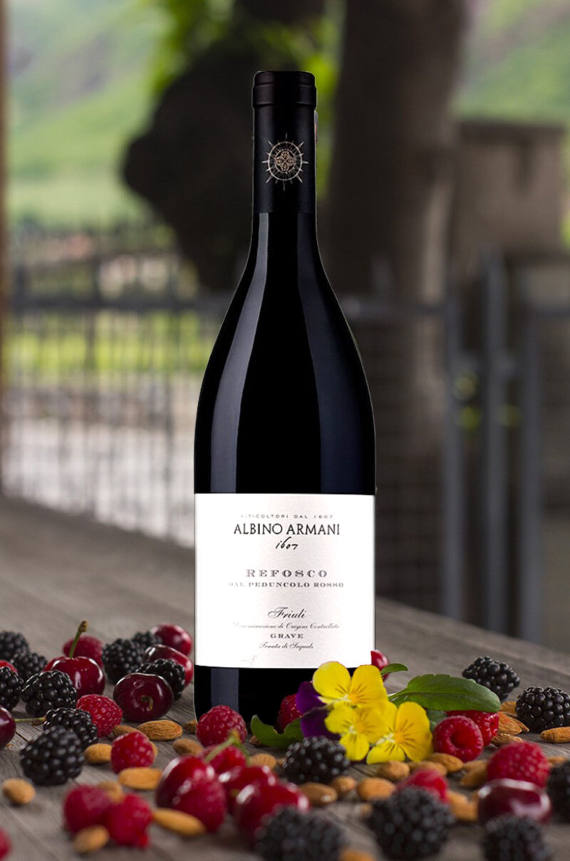 Refosco dal peduncolo rosso Friuli Grave DOC Sin dall’antichità il Refosco era considerato vino di grande rinomanza. Già i romani lodavano le sue qualità e il particolare colore del grappolo, intenso e scuro, tanto da denominarlo Racimulus fuscus, espressione poi tradotta nel volgare Ràp fosc, grappolo scuro, da cui il nome attuale. Nel corso dei secoli il Refosco ha trovato la sua casa in Friuli. In tutti i banchetti dei quali si ha certezza storica, questo vino era presente in compagnia di altri friulani come Picolit, Ribolla e Ramandolo. Il colore rosso rubino vivace è la sua caratteristica distintiva. I profumi spaziano dai fiori alla frutta rossa fresca, alle spezie scure, alle tostature date dalla leggera maturazione in legno, che ammorbidisce anche il suo vivido tannino.
