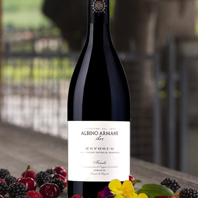 Refosco dal peduncolo rosso Friuli Grave DOC Sin dall’antichità il Refosco era considerato vino di grande rinomanza. Già i romani lodavano le sue qualità e il particolare colore del grappolo, intenso e scuro, tanto da denominarlo Racimulus fuscus, espressione poi tradotta nel volgare Ràp fosc, grappolo scuro, da cui il nome attuale. Nel corso dei secoli il Refosco ha trovato la sua casa in Friuli. In tutti i banchetti dei quali si ha certezza storica, questo vino era presente in compagnia di altri friulani come Picolit, Ribolla e Ramandolo. Il colore rosso rubino vivace è la sua caratteristica distintiva. I profumi spaziano dai fiori alla frutta rossa fresca, alle spezie scure, alle tostature date dalla leggera maturazione in legno, che ammorbidisce anche il suo vivido tannino.