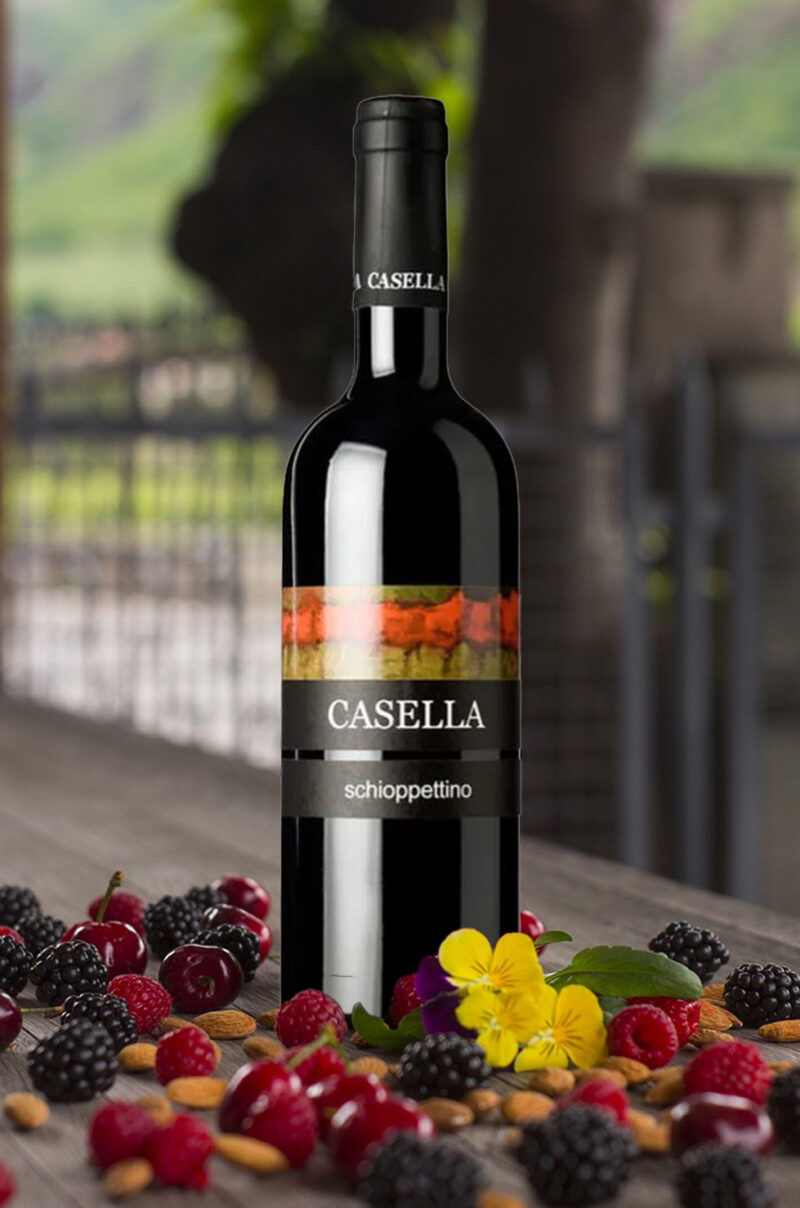 Colore rosso rubino intenso, con leggeri riflessi violacei. Profumo speziato con sentori di pepe e cannella, note di piccoli frutti a bacca rossa. Gusto intenso e persistente, con leggero retrogusto fruttato. Elegante tannicità. Da abbinare a piatti a base di selvaggina, carni alla griglia o formaggi stagionati.Servire in ampi bccihieri a 20°C Diraspatura, fermentazione sulle bucce per 10 giorni con regolari rimontaggi, svinatura con pressatura soffice. Maturazione in barriques da 225 lt. per 24 mesi. Affinamento in bottiglia per 3 mesi. (tratto da venero.it)