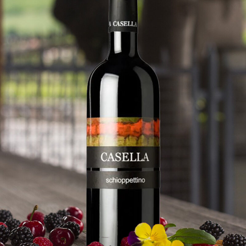Colore rosso rubino intenso, con leggeri riflessi violacei. Profumo speziato con sentori di pepe e cannella, note di piccoli frutti a bacca rossa. Gusto intenso e persistente, con leggero retrogusto fruttato. Elegante tannicità. Da abbinare a piatti a base di selvaggina, carni alla griglia o formaggi stagionati.Servire in ampi bccihieri a 20°C Diraspatura, fermentazione sulle bucce per 10 giorni con regolari rimontaggi, svinatura con pressatura soffice. Maturazione in barriques da 225 lt. per 24 mesi. Affinamento in bottiglia per 3 mesi. (tratto da venero.it)