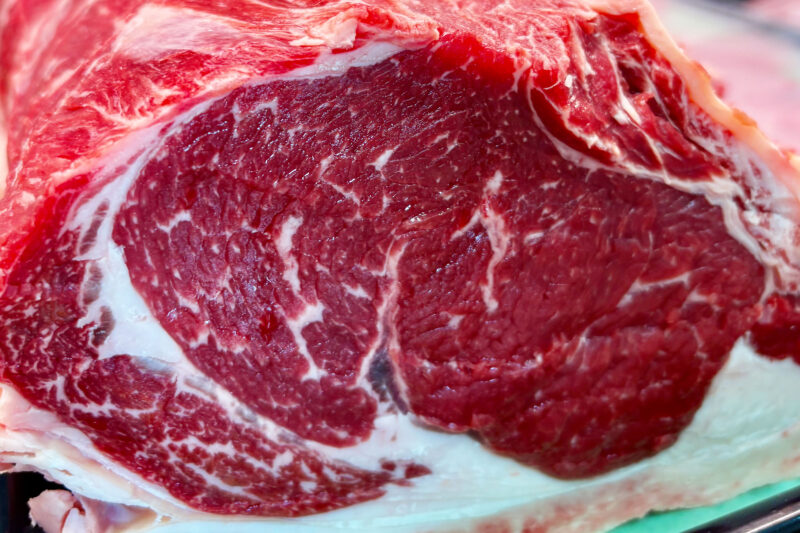 Un taglio di carne premium che celebra la tradizione danese. La nostra bistecca di Manzo Danese è rinomata per la sua tenerezza e il sapore robusto, grazie a un’attenta selezione da allevamenti certificati.