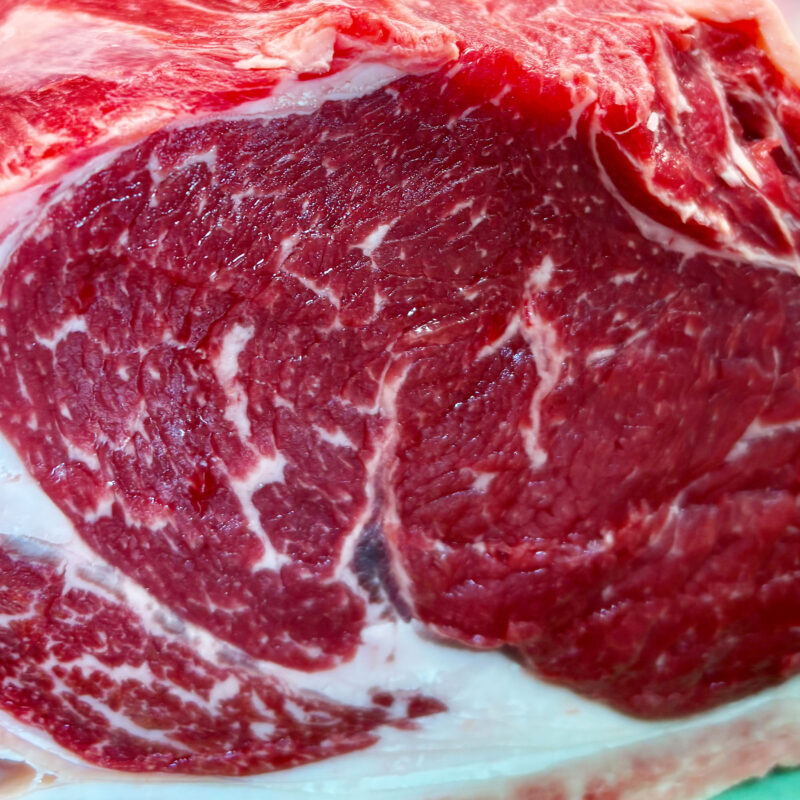 Un taglio di carne premium che celebra la tradizione danese. La nostra bistecca di Manzo Danese è rinomata per la sua tenerezza e il sapore robusto, grazie a un’attenta selezione da allevamenti certificati.
