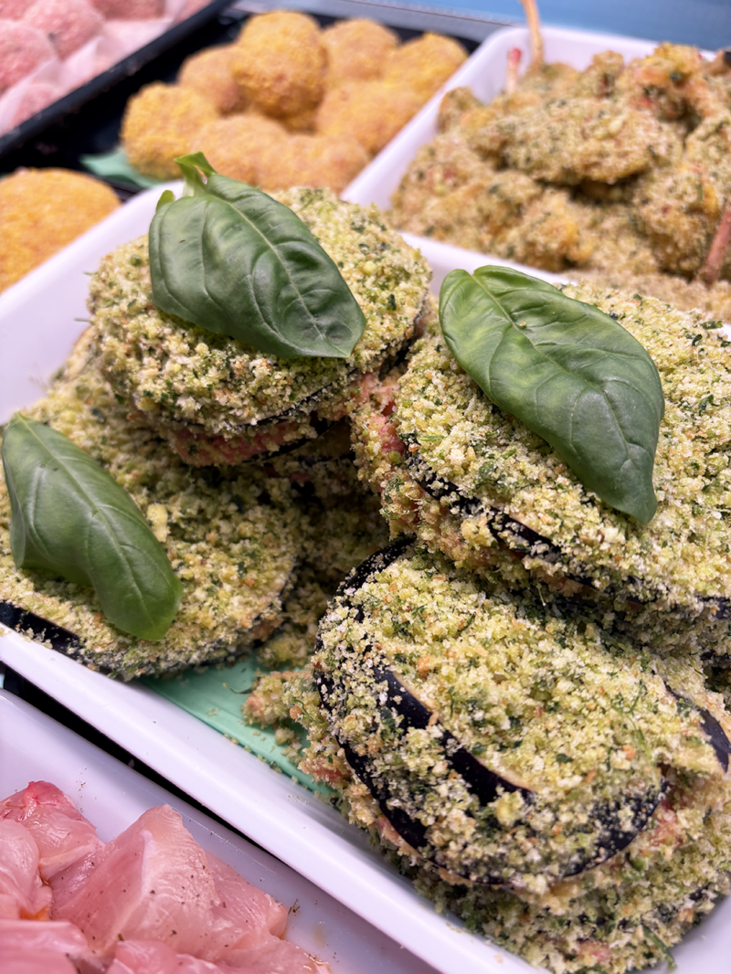 Gustosi medaglioni di Melanzana con ripieno di Macinato misto (maiale, vitella, vitellone), Scamorza, Pangrattato, Pecorino, Prezzemolo, Basilico, Aglio, Uovo e Sale