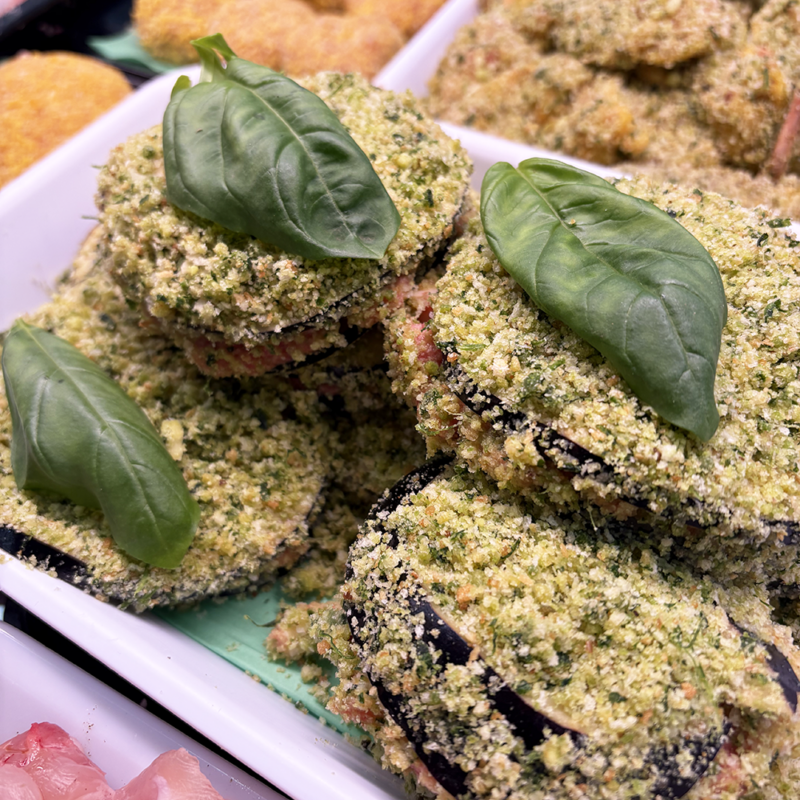 Gustosi medaglioni di Melanzana con ripieno di Macinato misto (maiale, vitella, vitellone), Scamorza, Pangrattato, Pecorino, Prezzemolo, Basilico, Aglio, Uovo e Sale