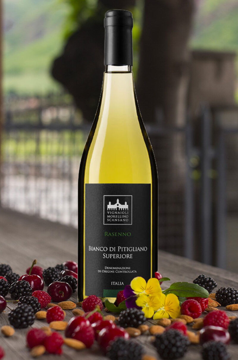 Il Bianco di Pitigliano Doc Rasenno è di colore giallo paglierino carico. Delicato ed elegante all’olfatto, con le note più decise fruttate che si arricchiscono di sfumature floreali e di bergamotto. Secco, giustamente morbido, in bocca si caratterizza per il carattere minerale che viene rafforzato dalla freschezza pronunciata dando grande godibilità all’assaggio. Lungo finale giocato sulle note fruttate e minerali.