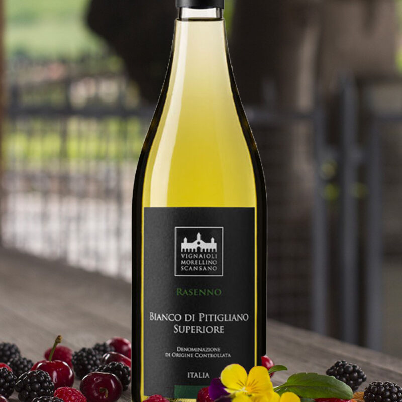 Il Bianco di Pitigliano Doc Rasenno è di colore giallo paglierino carico. Delicato ed elegante all’olfatto, con le note più decise fruttate che si arricchiscono di sfumature floreali e di bergamotto. Secco, giustamente morbido, in bocca si caratterizza per il carattere minerale che viene rafforzato dalla freschezza pronunciata dando grande godibilità all’assaggio. Lungo finale giocato sulle note fruttate e minerali.